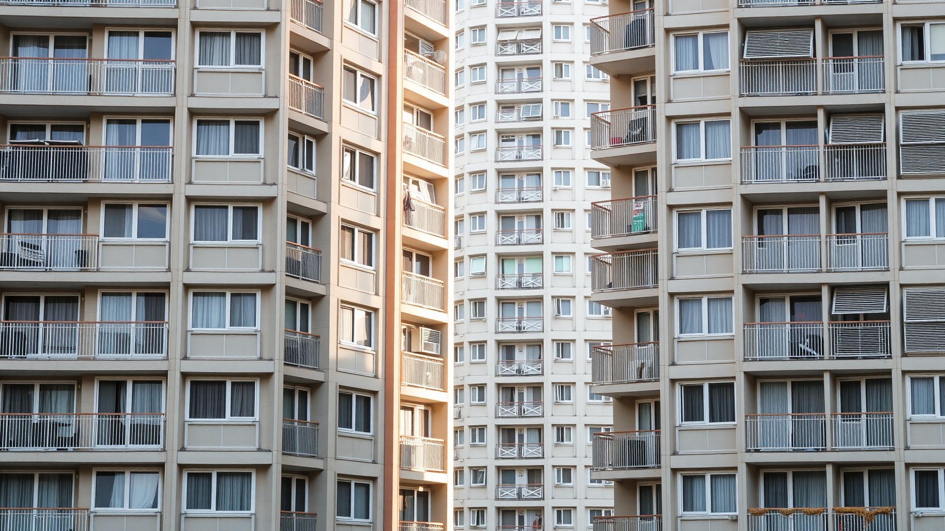 대규모 아파트 단지 외관과 세대 창호